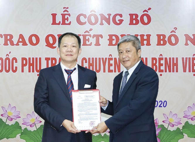 Thứ trưởng Bộ Y tế Nguyễn Trường Sơn (phải) trao quyết định bổ nhiệm Phó Giám đốc phụ trách chuyên môn cho TS.BS. Dương Đức Hùng.