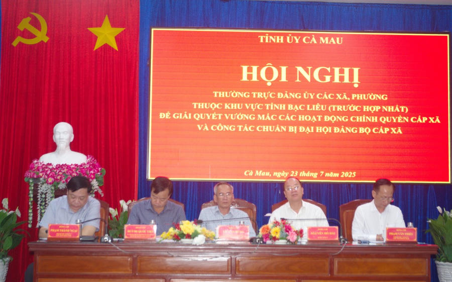 Các lãnh đạo chủ trì Hội nghị.