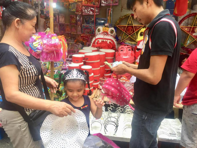 Thích thú khi được người lớn mua cho mình một chiếc vương miện