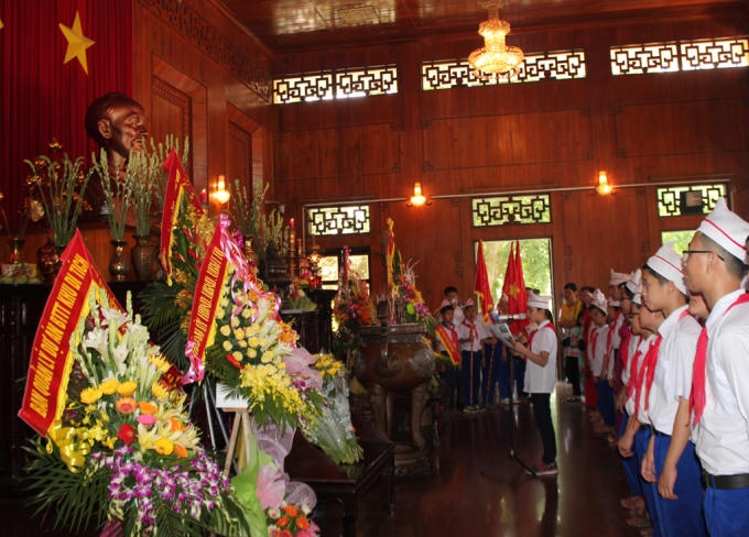 Học sinh Trường THCS Ba Đình (Bỉm Sơn, Thanh Hóa) báo công với Bác Hồ. (Ảnh: Hoàng Lam)