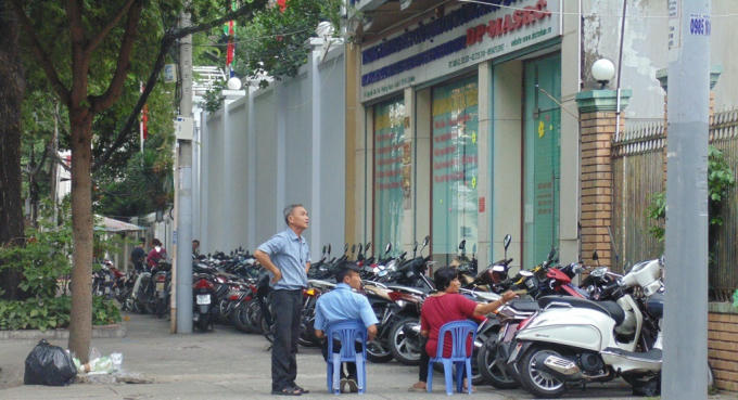 Vỉa hè bị biến thành bãi giữ xe trên đường Nguyễn Văn Thủ.