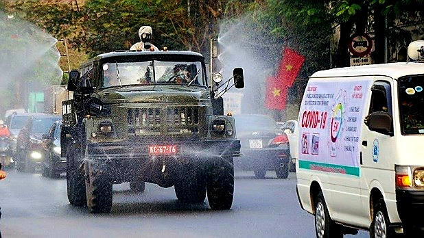 Hải Phòng bắt đầu tiến hành phun hoá chất khử khuẩn các tuyến phố phòng, chống dịch bệnh.