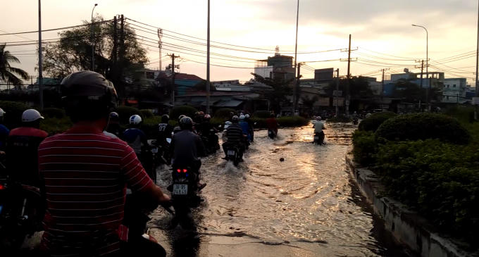 Một số tuyến đường lân cận như Nguyễn Hữu Trí, Trần Đại Nghĩa, Nguyễn Cửu Phú, Võ Trần Chí, huyện Bình Chánh giáp quận Bình Tân cũng rơi vào tình trạng ùn tắc, hỗn loạn.
