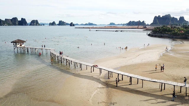 Bãi Dài, Vân Đồn được đánh giá là một trong số ít những bãi biển còn giữ được vẻ đẹp hoang sơ, thơ mộng