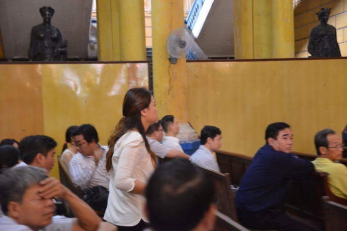 Bà Trần Ngọc Bích có mặt tại tòa sáng nay. Ảnh: Đinh Tuấn