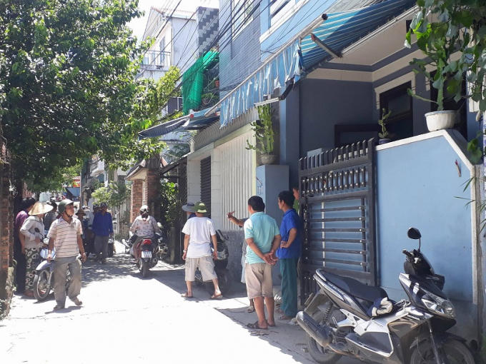 Nhiều người dân tập trung theo dõi vụ việc.