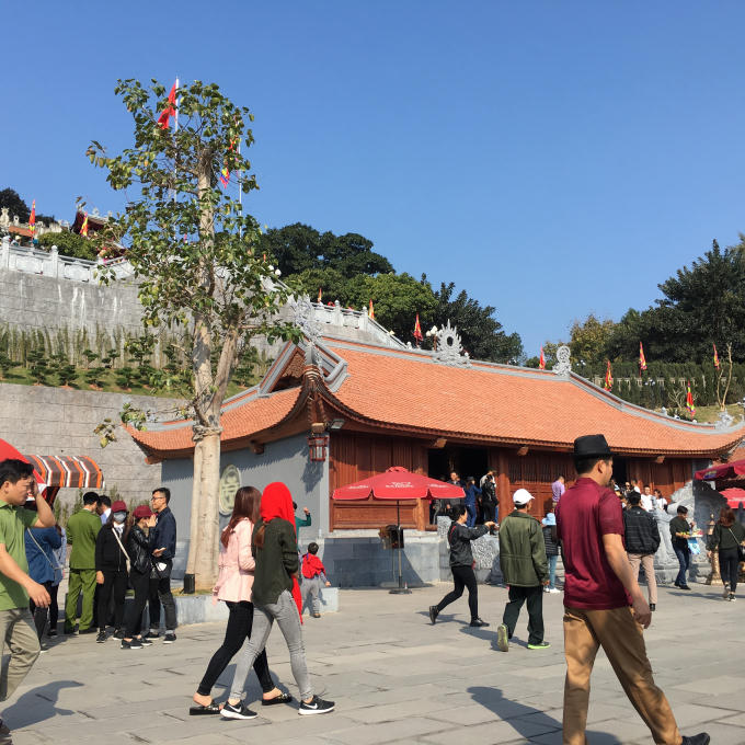 Khu vực đền hạ Cửa Ông