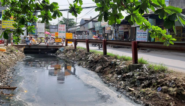 Dòng kênh được dọn sạch rác giúp dòng chảy được khơi thông.