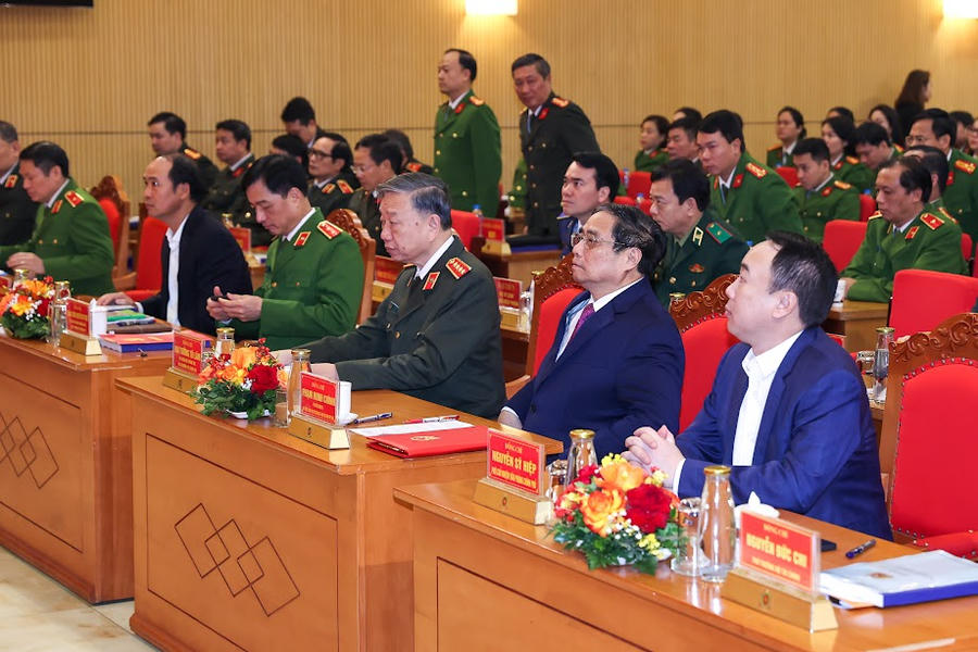 Thủ tướng và các đại biểu dự hội nghị.