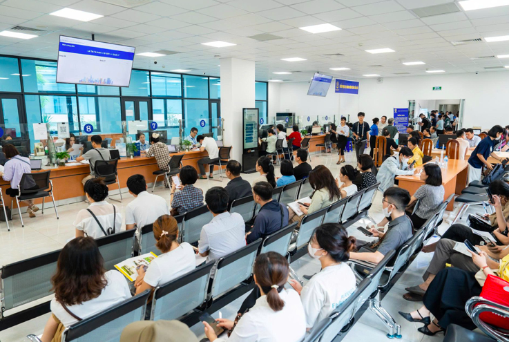 Người dân đến làm thủ tục thành chính công trên địa bàn Hà Nội.