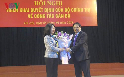 Trưởng Ban Tổ chức Trung ương Phạm Minh Chính chúc mừng bà Lâm Thị Phương Thanh.