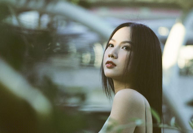 Phạm Thị Phương Quỳnh sinh năm 2000, quê Đồng Nai. Phương Quỳnh hiện là sinh viên năm ba Đại học Tài chính Marketing.