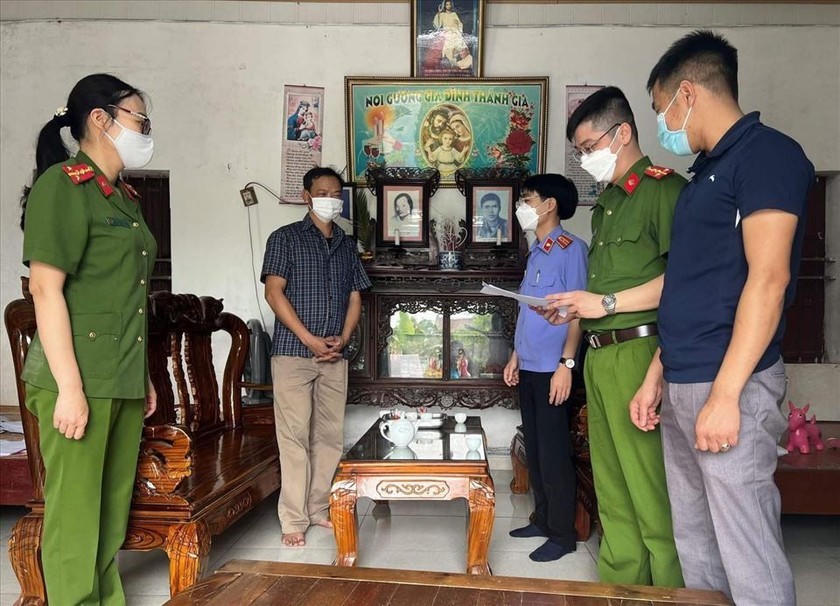 Công an đọc lệnh khám xét chỗ ở của đương sự.