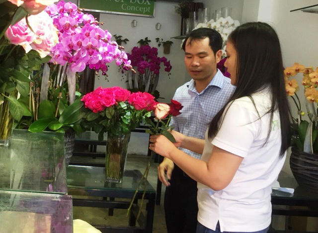 Nhiều “đấng mày râu” đã rục rịch đến các cửa hàng hoa tươi để chuẩn bị cho ngày 8/3.