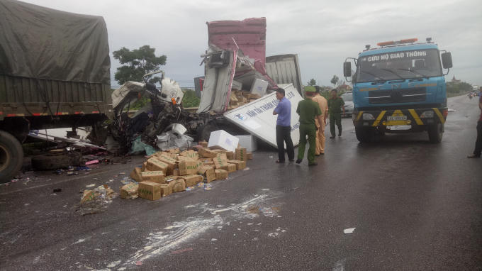 Phần đầu chiếc xe tải nát bét sau cú va chạm kinh hoàng.