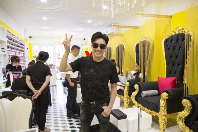 Quang Hà, Pha Lê đến chúc mừng Khắc Việt trở thành ông chủ tiệm Nail sang chảnh bậc nhất Sài Gòn