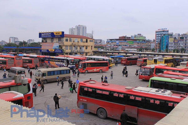 Tại bến xe Mỹ Đình, tình trạng khách quá tải cũng không kém. Ảnh: Như Trường.