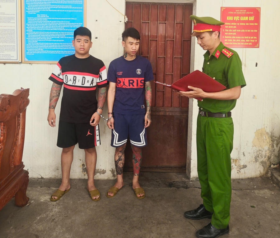Lực lượng chức năng ra lệnh tạm giữ hình sự 02 đối tượng Nguyễn Văn Trung và Nguyễn Trần Hoàng Nhật Nam. (Ảnh CA Quảng Ninh).