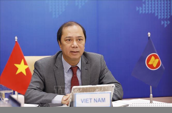 Thứ trưởng Bộ Ngoại giao Nguyễn Quốc Dũng tham dự đối thoại ASEAN - New Zealand lần thứ 28 theo hình thức trực tuyến tại điểm cầu Hà Nội. Ảnh: Dương Giang/TTXVN