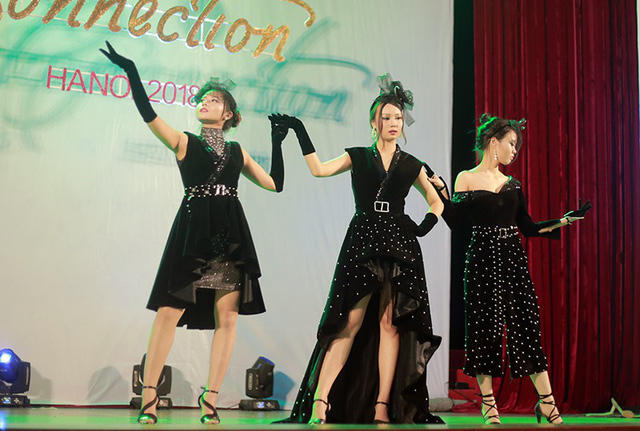 Những bộ trang phục mang phong cách huyền bí trong bộ sưu tập mang tên Rác vũ trụ