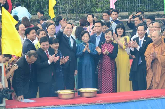 Chủ tịch nước cùng phu nhân thực hiện nghi thức thả cá chép.
