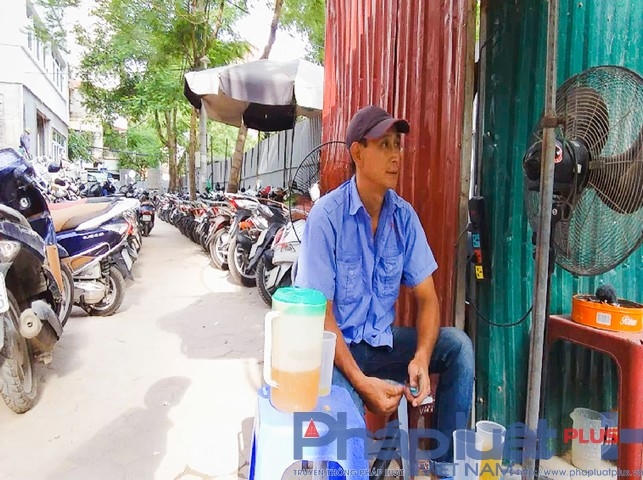 Theo quan sát thực tế của PV , không có bất kỳ một biển báo hay bảng hiệu nào được lắp đặt thông báo về các thông tin của điểm trông giữ xe, và đúng như người dân phản ánh, tất cả các nhân viên trông giữ xe tại đây đều mặc đồng phục bảo vệ và trên áo có dòng chữ ghi rõ “bảo vệ công trình”.