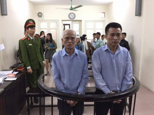 Hai bị cáo trước vành móng ngựa.
