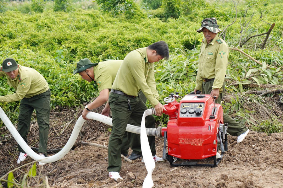 Lực lượng Kiểm lâm điều động tổ máy đến hiện trường.