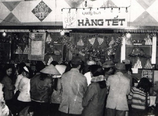 Trước kia,để được mua hàng sắm tết, mọi người cần phải có tem phiếu và xếp hàng lần lượt. Ảnh: internet.