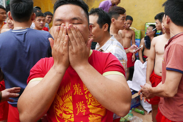 Trong khi đó, ở khoảng sân sau đình, các trai đinh vuốt nước gừng tẩy uế cơ thể, hoàn tất khâu chuẩn bị cuối cùng trước khi "vào trận" rước ông đám.