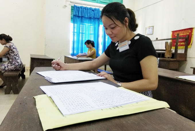 Giáo viên chấm thi môn tự luận của Hòa Bình năm 2018 (Ảnh: Mỹ Hà).