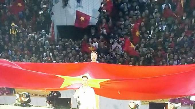 H&agrave;ng chục ngh&igrave;n người h&acirc;m mộ h&ograve; reo ch&uacute;c mừng U23 Việt Nam tại chảo lửa Mỹ Đ&igrave;nh