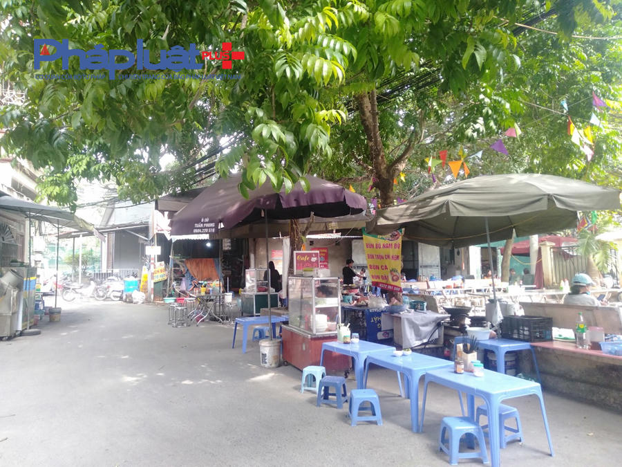 Trước cửa di tích là những hàng ăn, quán sửa xe.... ngang nhiên lấn chiếm, xây dựng không phép.