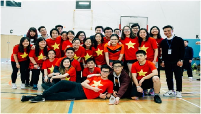 Tô Tuấn Vũ chụp ảnh lưu niệm cùng đội vô địch : Vietsoc University College London.