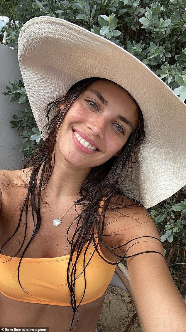 Sara Sampaio diện bikini đón năm mới ở biển - ảnh 8
