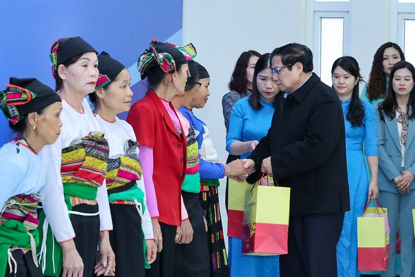 Thủ tướng tặng quà cho công nhân, gia đình chính sách.
					
				
			
			Thủ tướng tặng quà cho công nhân, gia đình chính sách.