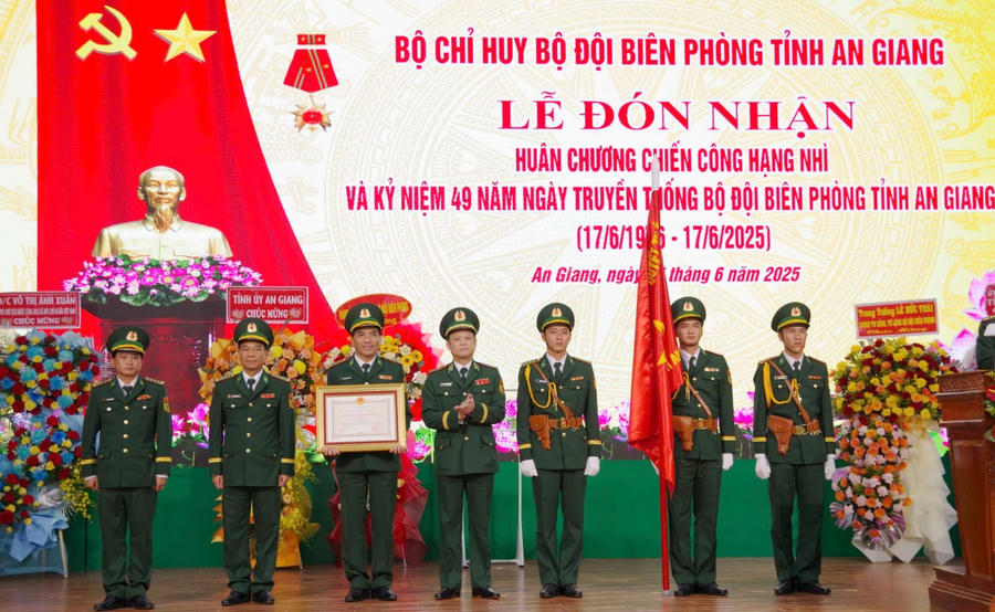 Thừa ủy quyền của Chủ tịch nước, Trung tướng Nguyễn Anh Tuấn - Chính ủy BĐBP trao Huân chương Chiến công hạng Nhì cho Bộ Chỉ huy BĐBP tỉnh An Giang