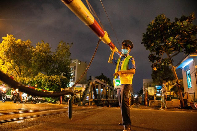 Anh La Quang Tuấn (54 tuổi) đã có hơn 33 năm gắn bó với ngành đường sắt và hơn 20 năm làm công nhân gác chắn tàu.