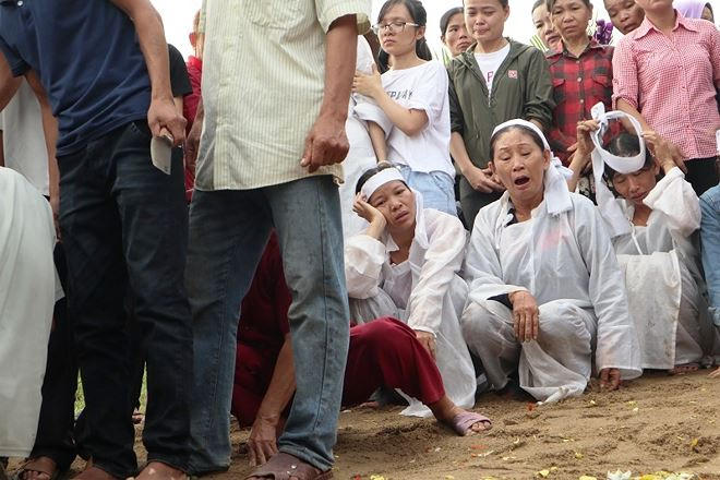 Người thân đau đớn trước nỗi mất quá lớn