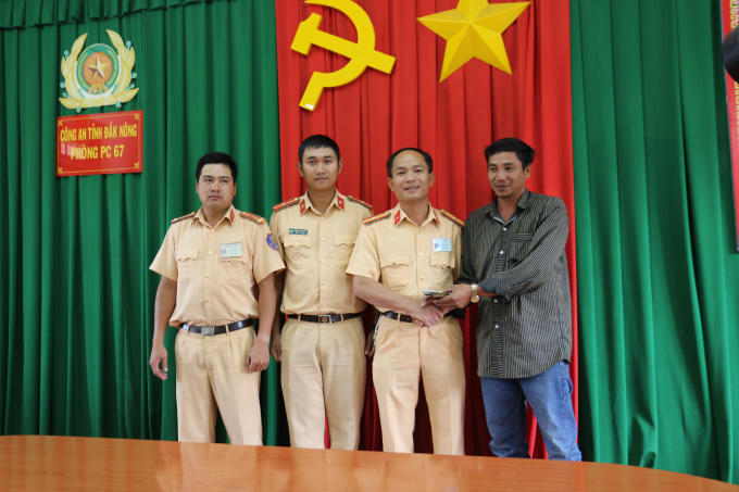 CSGT trao trả tài sản cho người dân bị đánh rơi.