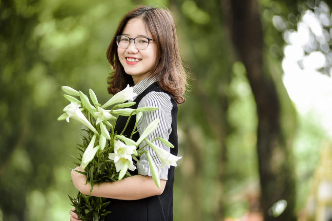 Những người yêu hoa cũng không bỏ lỡ cơ hội lưu lại khoảnh khắc nên thơ của Thủ đô trong mùa loa kèn.