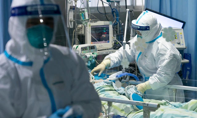 Bác sĩ Vũ Hán mặc bỉm điều trị bệnh nhân nhiễm virus corona
