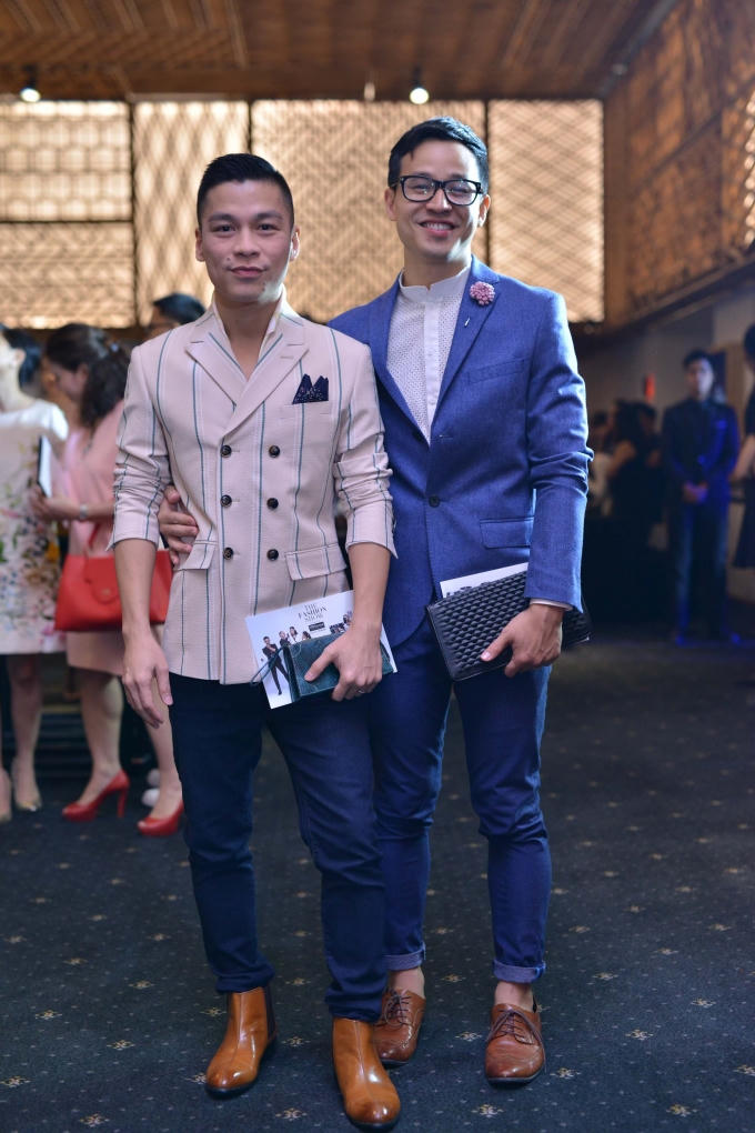 NTK Adrian Anh Tuấn và người bạn đời của mình dường như có sự phối hợp khá ăn ý khi Adrian chọn vest cổ điển 6 nút trong khi bạn của anh lại diện vest xanh jean khá trẻ trung.
