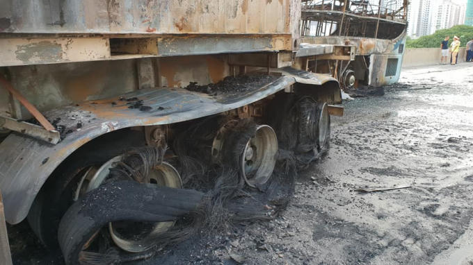 Lốp xe container bị cháy trơ vành.