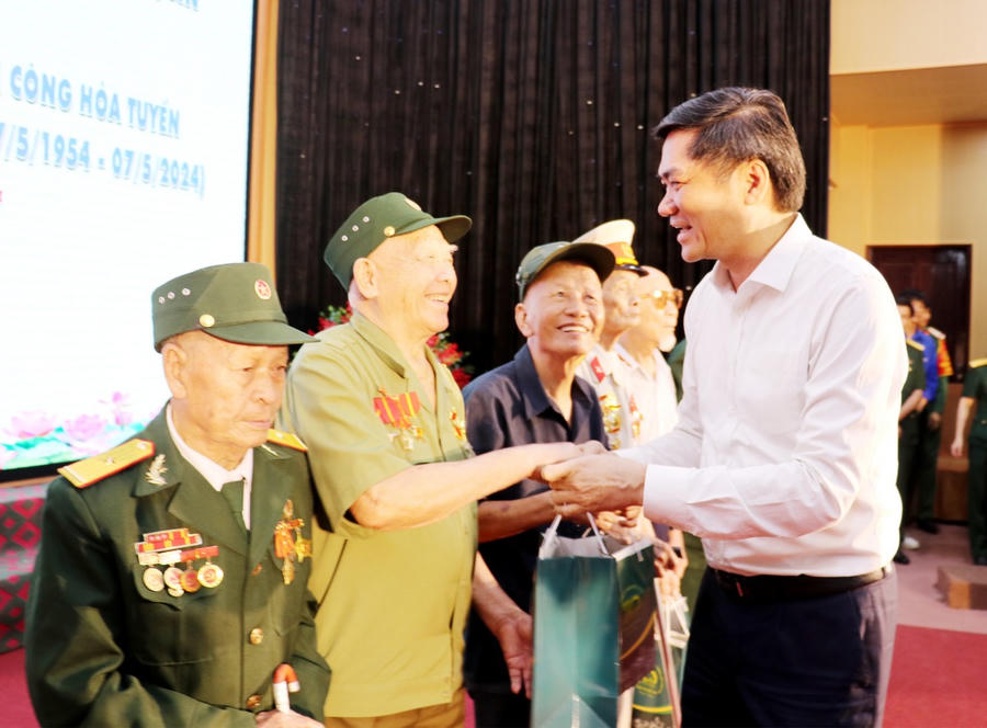 Lãnh đạo tỉnh Nghệ An tri ân công lao to lớn của các chiến sỹ Điện Biên.