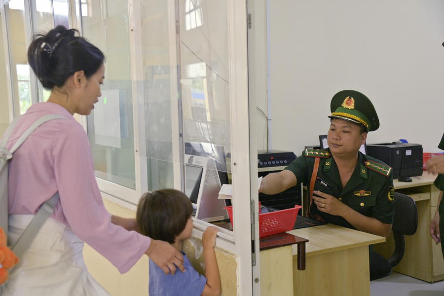 Cán bộ Trạm Kiểm soát Biên phòng cửa khẩu quốc tế Tịnh Biên hỗ trợ người dân làm thủ tục xuất, nhập cảnh (Ảnh: Tuấn Kiệt)
