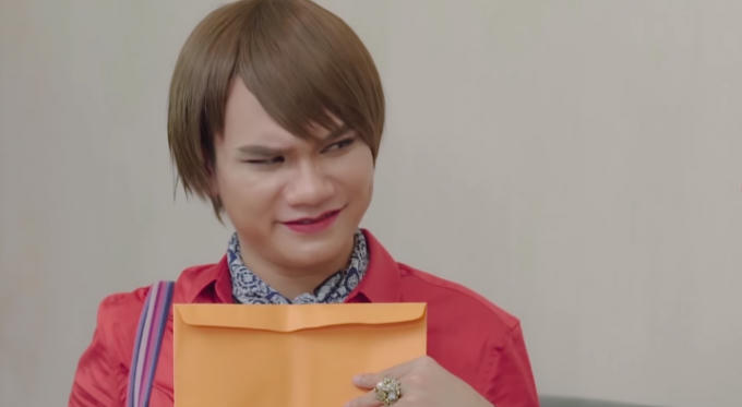 Khắc Việt đóng giả “pê-đê” để tiếp cận người mình yêu.