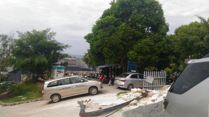 Một quán ăn và giải trí luôn đông đúc khách du lịch giữa lưng chừng núi.