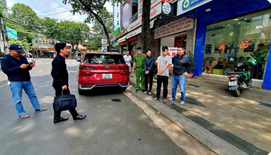 Công an đưa nhóm đối tượng đi thực nghiệm hiện trường vụ án