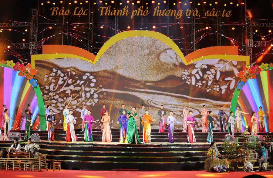 Chương trình nghệ thuật “ Bảo Lộc- Hương trà, Sắc tơ” được mở màn bằng ca khúc sôi động “ Ngày hội Cao nguyên- Bảo Lộc của tôi”.